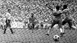 Após ter marcado o gol de empate contra o Uruguai na semifinal da Copa do Mundo de 70, Clodoaldo é abraçado por Pelé