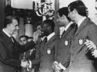 O presidente da Rep&uacute;blica, Em&iacute;lio Garrastazu M&eacute;dici cumprimenta os atletas da Sele&ccedil;&atilde;o Brasileira que embarca para o M&eacute;xico afim de disputar a Copa do Mundo