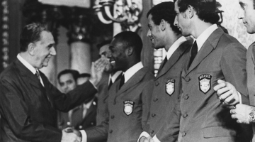 O presidente da Rep&uacute;blica, Em&iacute;lio Garrastazu M&eacute;dici cumprimenta os atletas da Sele&ccedil;&atilde;o Brasileira que embarca para o M&eacute;xico afim de disputar a Copa do Mundo