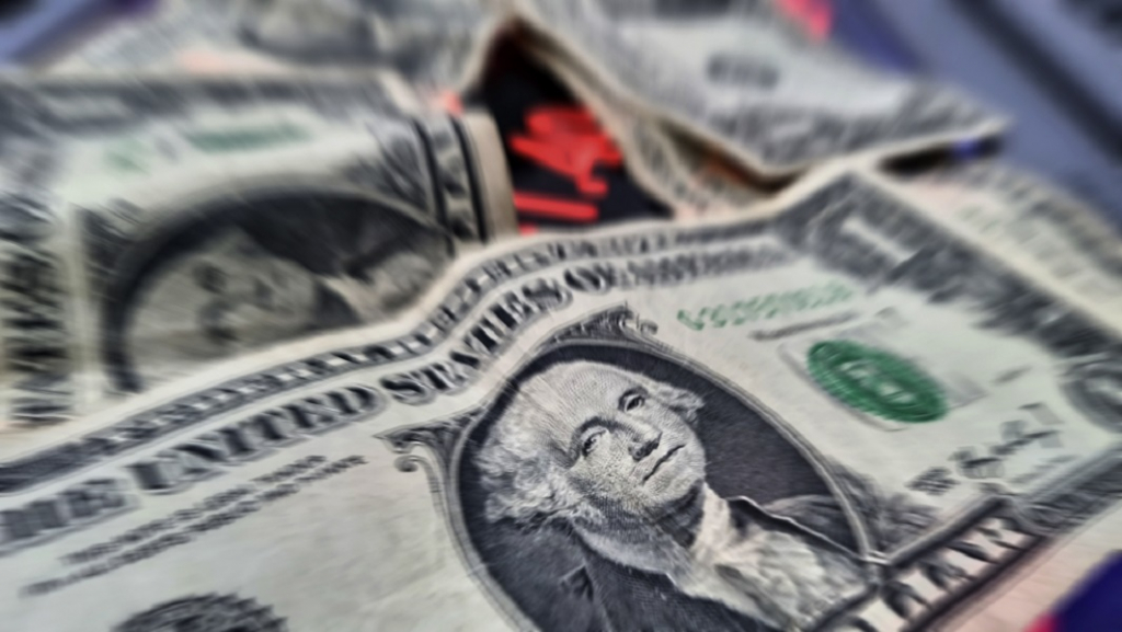 Dólar fecha em alta com Boletim Focus e feriado nos EUA; Ibovespa cai