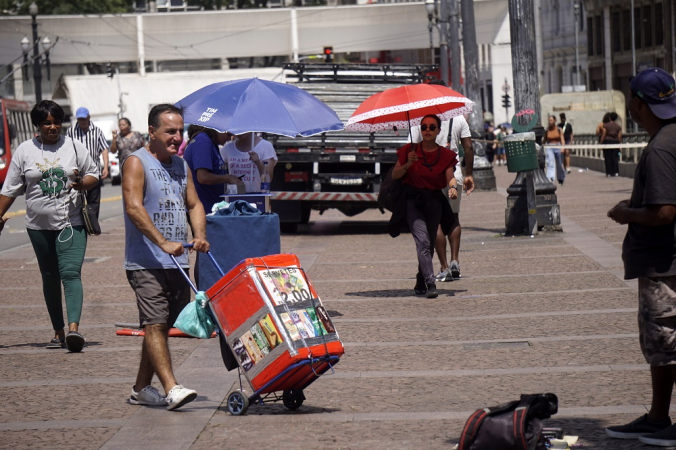 Pedestres enfrentam sol e calor no centro da cidade São Paulo