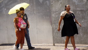 Pedestres enfrentam dia de sol e calor extremo nas ruas do centro da cidade de São Paulo