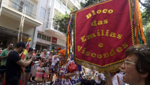 Movimentação de foliões no Bloco das Emílias e Viscondes pelas ruas da Santa Cecília, na região central de São Paulo