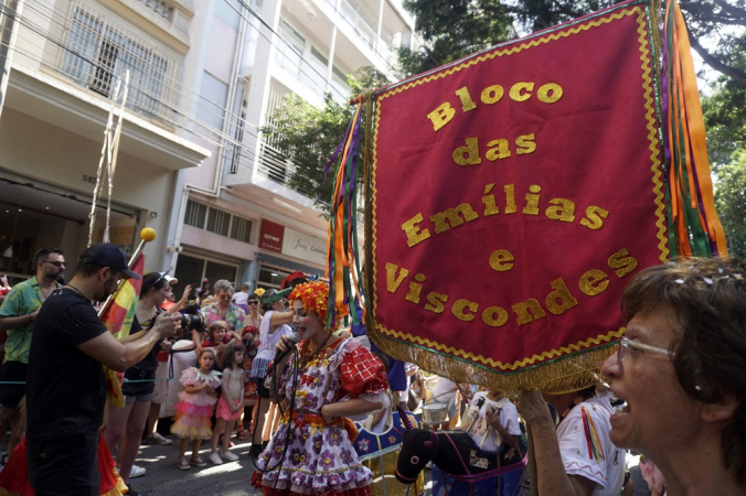 Movimentação de foliões no Bloco das Emílias e Viscondes pelas ruas da Santa Cecília, na região central de São Paulo