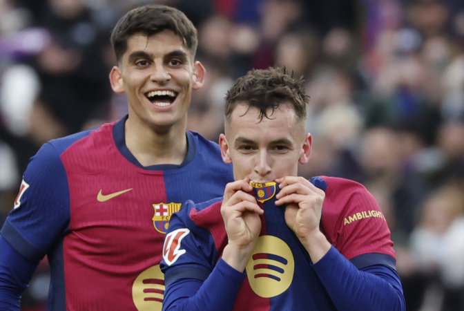 O meio-campista do FC Barcelona, Marc Casadó (D), comemora após marcar o segundo gol durante a partida da LaLiga EA Sports entre FC Barcelona e Real Sociedad, neste domingo, no Estádio Olímpico de Montjuic