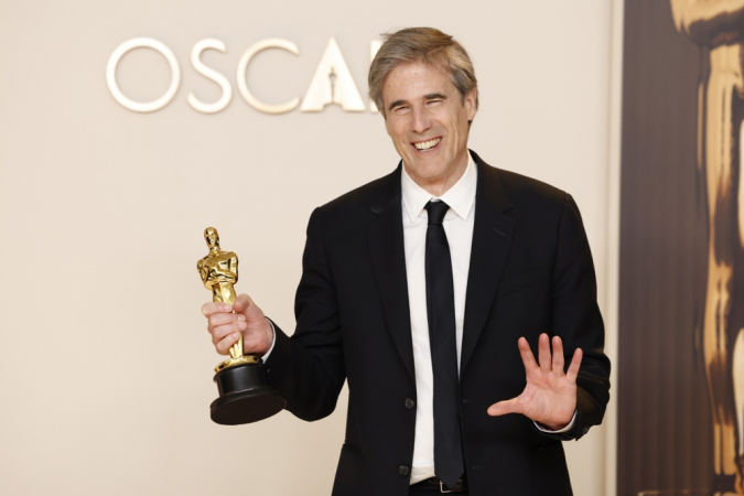 Walter Salles, vencedor do prêmio de Melhor Filme Internacional por "Ainda Estou Aqui", posa na sala de imprensa durante a 97ª cerimônia anual do Oscar