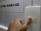Mão no interrruptor de enegia em casa