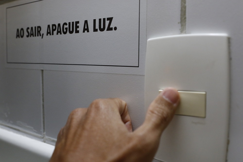 Puxada pela conta de luz, inflação no Brasil atinge maior alta em fevereiro em mais de 20 anos