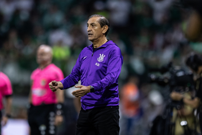 O técnico Ramón Díaz, do Corinthians, na primeira partida da final do Campeonato Paulista 2025 entre Palmeiras e Corinthians, no Allianz Parque