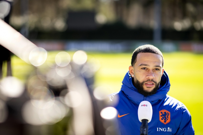 O jogador da seleção dos Países Baixos, Memphis Depay, fala à imprensa enquanto a equipe se prepara para os próximos jogos da UEFA Nations League, em Zeist