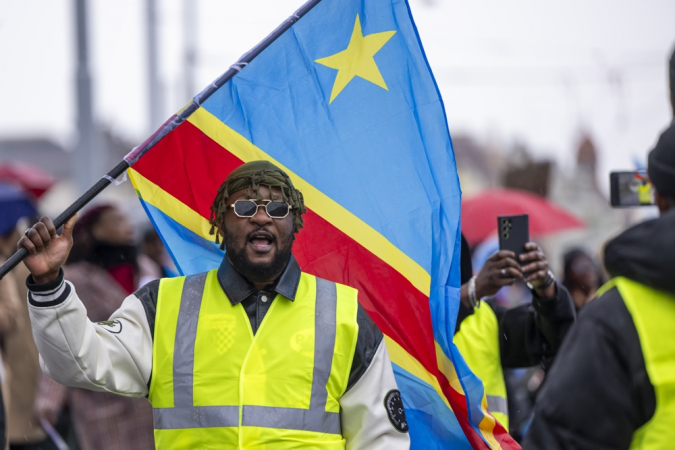 Um homem participa de uma manifestação para denunciar a agressão de Ruanda à região leste da República Democrática do Congo