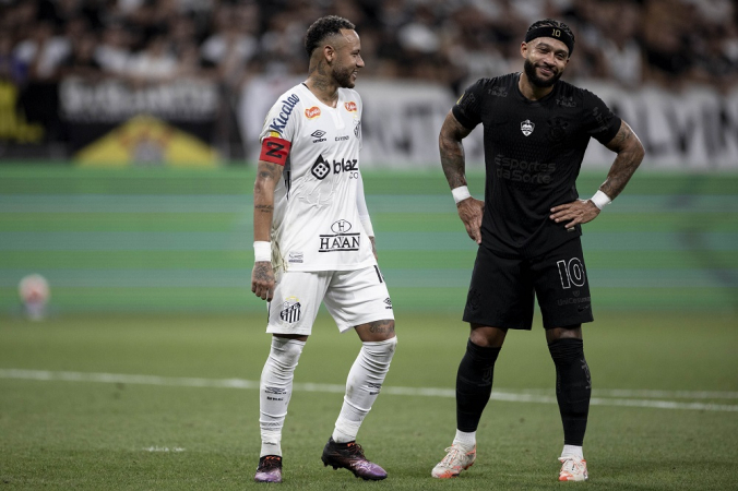 Memphis e Neymar durante a partida entre Corinthians x Santos