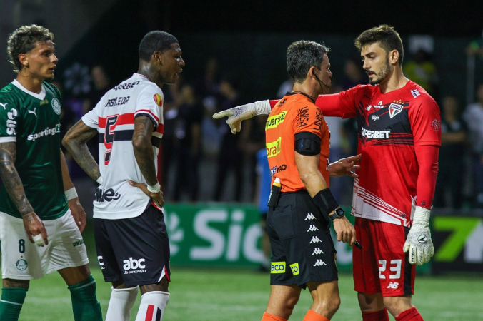 Jogadores do São Paulo reclamam com o árbitro Flávio Rodrigues de Souza durante partida entre Palmeiras e São Paulo válida pelas semifinais do Campeonato Paulista