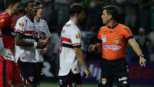 Jogadores do São Paulo reclamam com o árbitro Flávio Rodrigues de Souza durante partida entre Palmeiras e São Paulo válida pelas semifinais do Campeonato Paulista