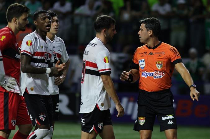 I giocatori di San Paolo si lamentano con l'arbitro Flávio Rodrigues de Souza durante una partita tra Palmeiras e San Paolo valido per le semifinali del campionato Paulista