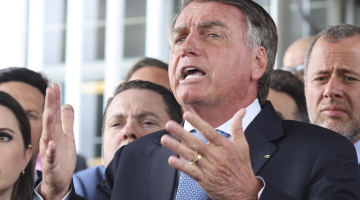Bolsonaro discursa ao lado de aliados após decisão do STF que o tornou réu no caso da suposta trama golpista