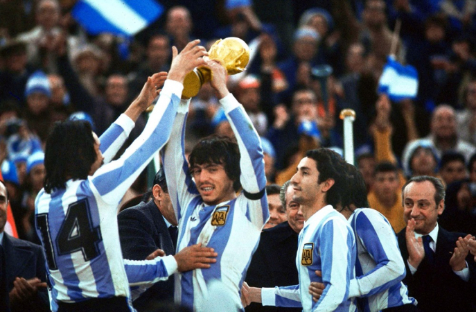 O capitão Daniel Passarella (c) ergue a taça e comemora com companheiros a conquista do primeiro título mundial pela Argentina