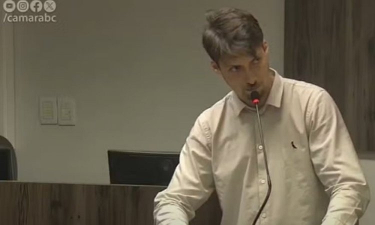 Jair Renan Bolsonaro chora em discurso na Câmara ao defender irmão e pede respeito a sua família