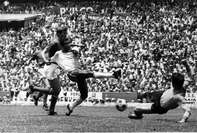 O atacante da Seleção Brasileira, Jairzinho, chuta bola para tentar marcar gol para o Brasil na final do Mundial contra a Itália, no instante do chute, o goleiro italiano Albertosi já encontrava-se caído