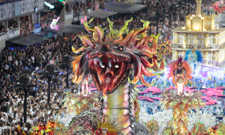 Desfile da G.R.E.S Unidos de Vila Isabel, na Avenida Marquês de Sapucaí, no Centro do Rio de Janeiro, nesta segunda-feira (03)