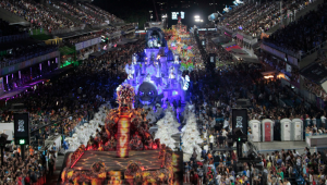 Desfile da G.R.E.S Unidos de Vila Isabel, na Avenida Marquês de Sapucaí, no Centro do Rio de Janeiro, nesta segunda-feira (03).