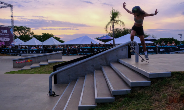 APRESENTAÇÃO REGISTRADA NO DIA DE ONTEM, 22 DE MARÇO DE 2025. A skatista Rayssa Leal deu show nas semifinais do STU Pro Tour 2025, no Skate Park da Orla do Guaíba, em Porto Alegre (RS), no dia de ontem, 22 de março de 2025. Mesmo sem competir há três meses e com uma lesão no joelho, Rayssa Leal dominou, neste domingo, a final do street feminino no STU de Porto Alegre, o Circuito Internacional de Skate, e conquistou a etapa do Pro Tour em sua estreia na temporada. Ao lado de outras quatro brasileiras na decisão, a jovem de 17 anos mostrou confiança desde a primeira descida e se sagrou campeã no Rio Grande do Sul.