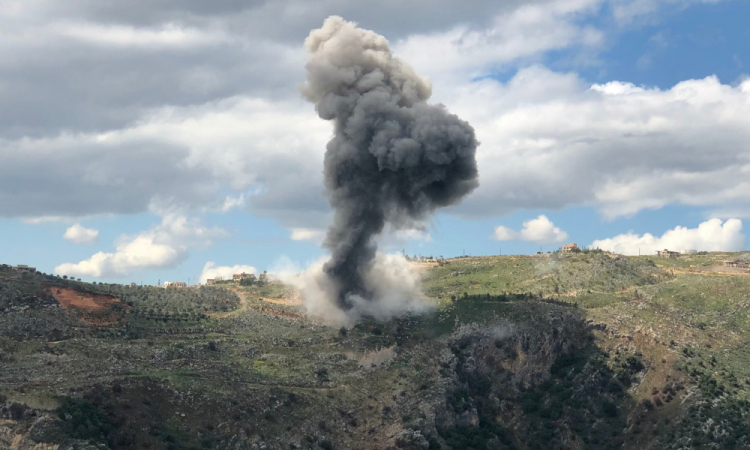 A fumaça sobe do local do bombardeio de artilharia israelense que atingiu a área da vila de Yohmor, no sul do Líbano, em 22 de março de 2025. Um ataque israelense à cidade de Touline, no sul do Líbano, matou uma mulher em 22 de março, segundo a mídia estatal, após Israel ameaçar uma resposta severa aos foguetes que afirmou terem sido lançados do Líbano.