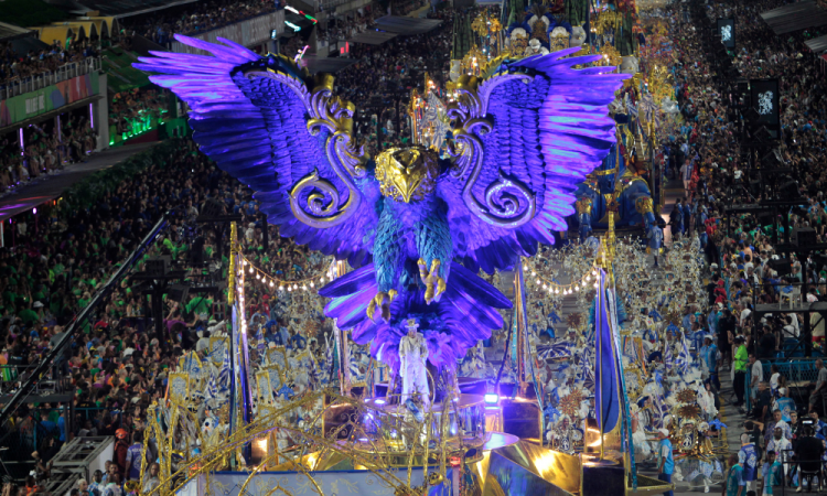 Desfile da G.R.E.S Portela, na Avenida Marquês de Sapucaí, no Centro do Rio de Janeiro, nesta terça-feira (04).