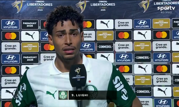 O atacante Luighi, do Palmeiras, chora após caso de racismo não ser abordado na entrevista após o jogo