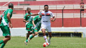 Pedro Severio com a obla dominada em jogo do Botafogo de Ribeirão Preto