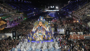 Desfile da G.R.E.S Beija-Flor de Nilópolis, na Avenida Marquês de Sapucaí, no Centro do Rio de Janeiro