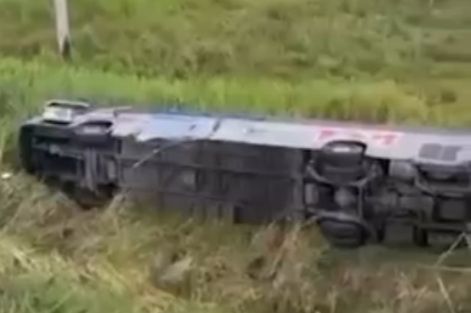Ônibus tombou na Rodovia Presidente Dutra, na altura da cidade de Pindamonhagaba (km 98)