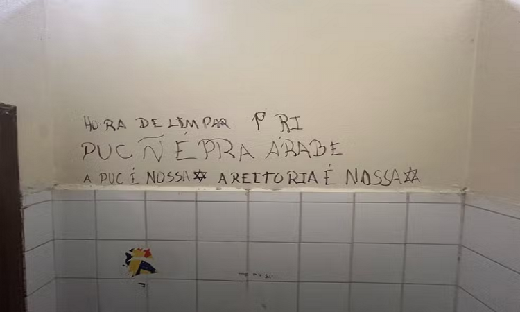 Banheiro da PUC em SP é pichado com frases de ódio contra árabes