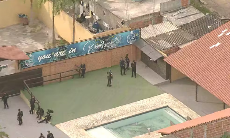 Polícia troca tiro com traficantes em operação contra ‘resort de luxo’ do crime organizado no Rio