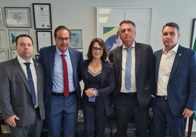 Jair Bolsonaro com o deputado federal Rodolfo Nogueira, o ex-ministro Gilson Machado, a senadora Damares Alves e seu filho Flávio Bolsonaro, também senador da República