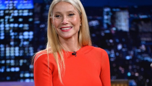 A atriz Gwyneth Paltrow é entrevistada no The Tonight Show Starring Jimmy Fallon