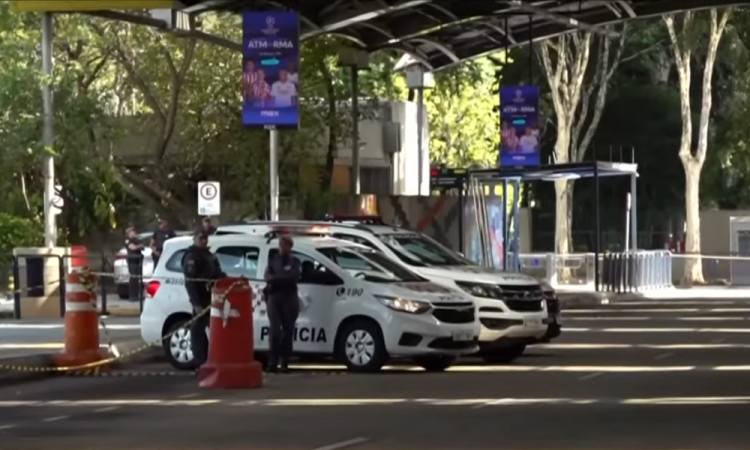 Policiais vigiam o Terminal Pinheiros após explosão