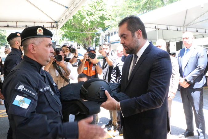 Como parte do esforço para melhorar a qualidade de trabalho dos policiais militares, o governador do Rio de Janeiro, Cláudio Castro (PL-RJ), fez a entrega de 1.704 capacetes e do primeiro lote de 2.374 coletes balísticos de um total de 9 mil adquiridos, no pátio do Quartel General da Polícia Militar, na manhã desta terça-feira, 18 d fevereiro