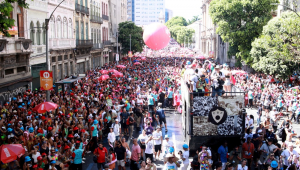 Foliões no desfile do Bloco Cordão da Bola Preta pelas ruas do centro da cidade do Rio de Janeiro