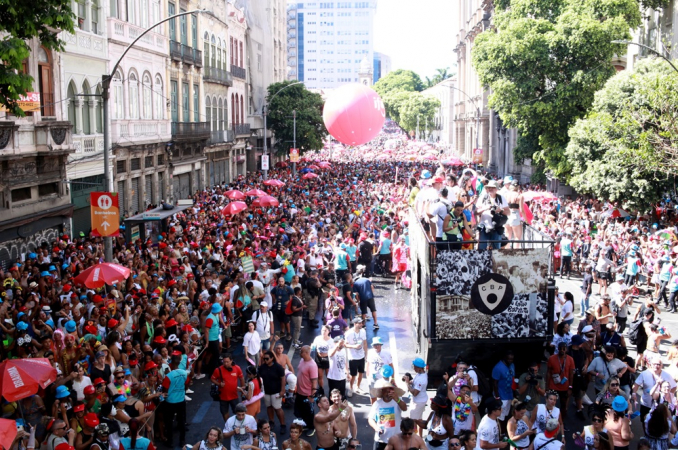 Foliões no desfile do Bloco Cordão da Bola Preta pelas ruas do centro da cidade do Rio de Janeiro