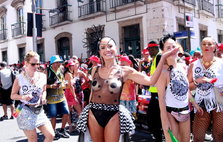 Foliões no desfile do Bloco Cordão da Bola Preta pelas ruas do centro da cidade do Rio de Janeiro