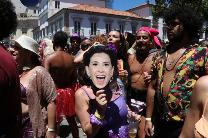 Mulher usa máscara da atriz Fernanda Torres no desfile do Bloco Cordão do Boi Tatá, uns dos mais antigos blocos do Rio