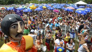 Com o tema “Revolution is all we need” (Revolução é tudo o que precisamos, em português), o Sargento Pimenta faz a festa no Aterro do Flamengo, na região central do Rio de Janeiro, tocando músicas dos Beatles em ritmos brasileiros