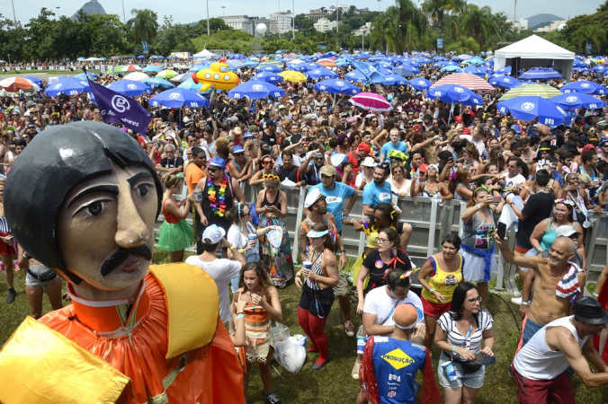 Com o tema “Revolution is all we need” (Revolução é tudo o que precisamos, em português), o Sargento Pimenta faz a festa no Aterro do Flamengo, na região central do Rio de Janeiro, tocando músicas dos Beatles em ritmos brasileiros