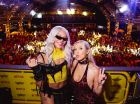 Pabllo Vittar e Millie Bobby Brown em trio elétrico no Campo de Marte para divulgar o filme The Eletric State