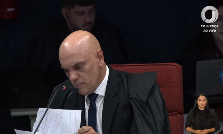 Alexandre de Moraes consulta suas anotações durante o julgamento da suposta trama golpista