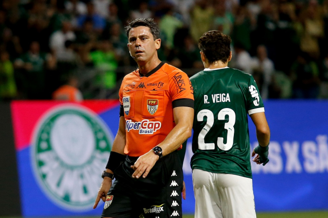 O árbitro Flávio Rodrigues de Souza durante a partida entre Palmeiras e São Paulo válida pela semifinal do Campeonato Paulista 2025