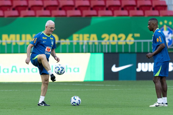 O técnico Dorival Júnior comanda treino da seleção brasileira no Estádio Mané Garrincha