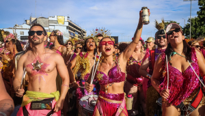 Como customizar abadá de carnaval usando apenas tesoura e amarrações sem precisar costurar