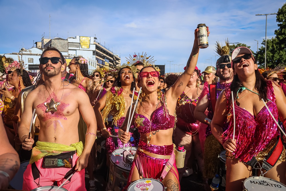Como customizar abadá de carnaval usando apenas tesoura e amarrações sem precisar costurar